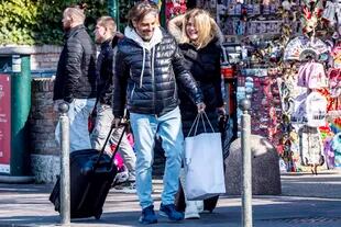 A pura sonrisa, Mazzei lleva una valija mientras caminan por las calles de Venecia