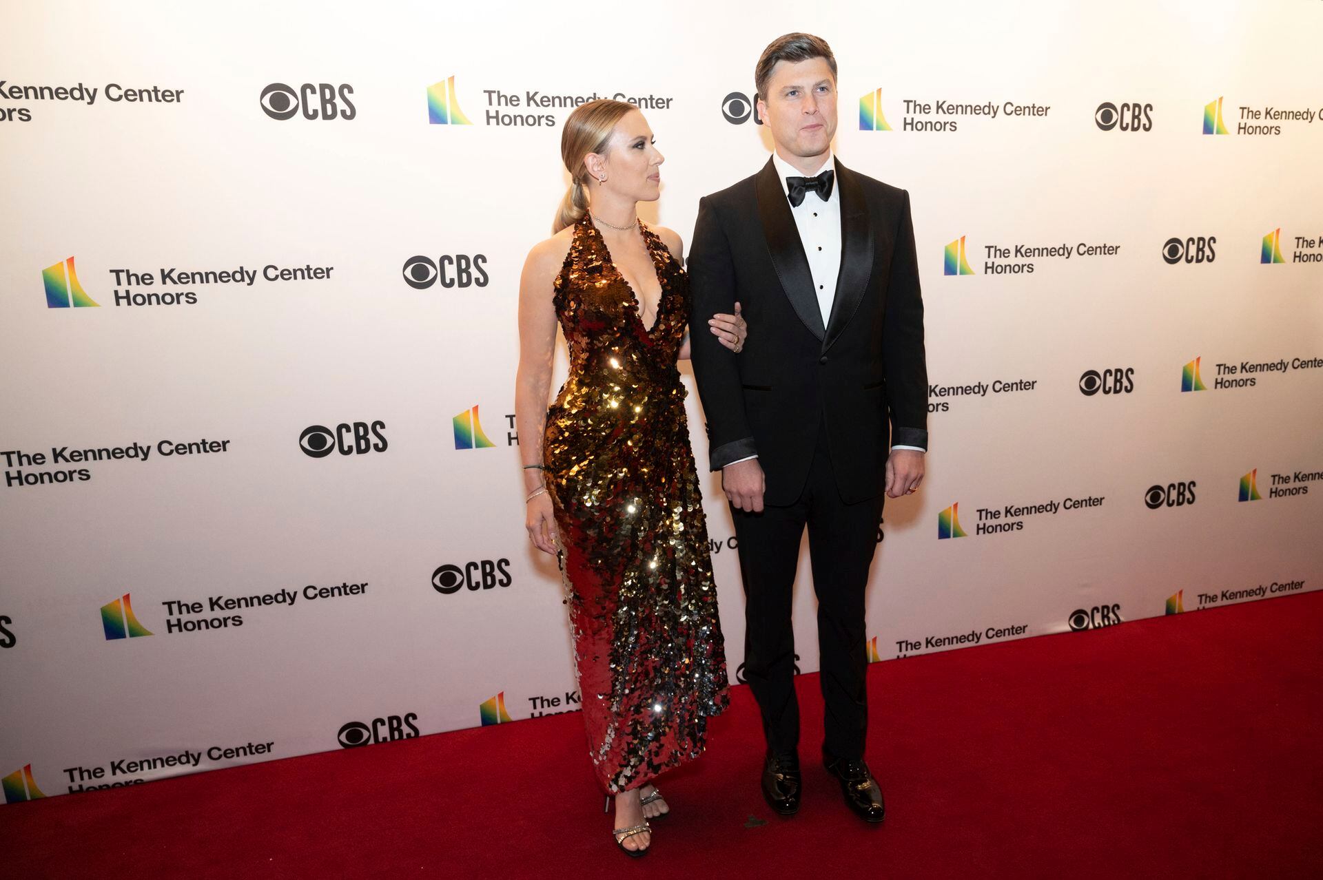 El comediante de Saturday Night Live, Colin Jost, y su esposa, la actriz Scarlett Johansson posan en la alfombra roja en la Gala de Honores 