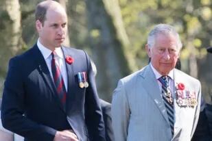 El príncipe Carlos podría tomar una decisión que lo enfrentaría con su hijo William