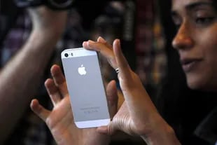 Un iPhone 5S durante su lanzamiento oficial. La renovación del emblemático teléfono de Apple no impidió la caída de las ganancias de la compañía