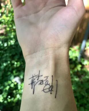 Maddie Johnson har en tatovering av en melding tanten skrev da hun gjenopplivet