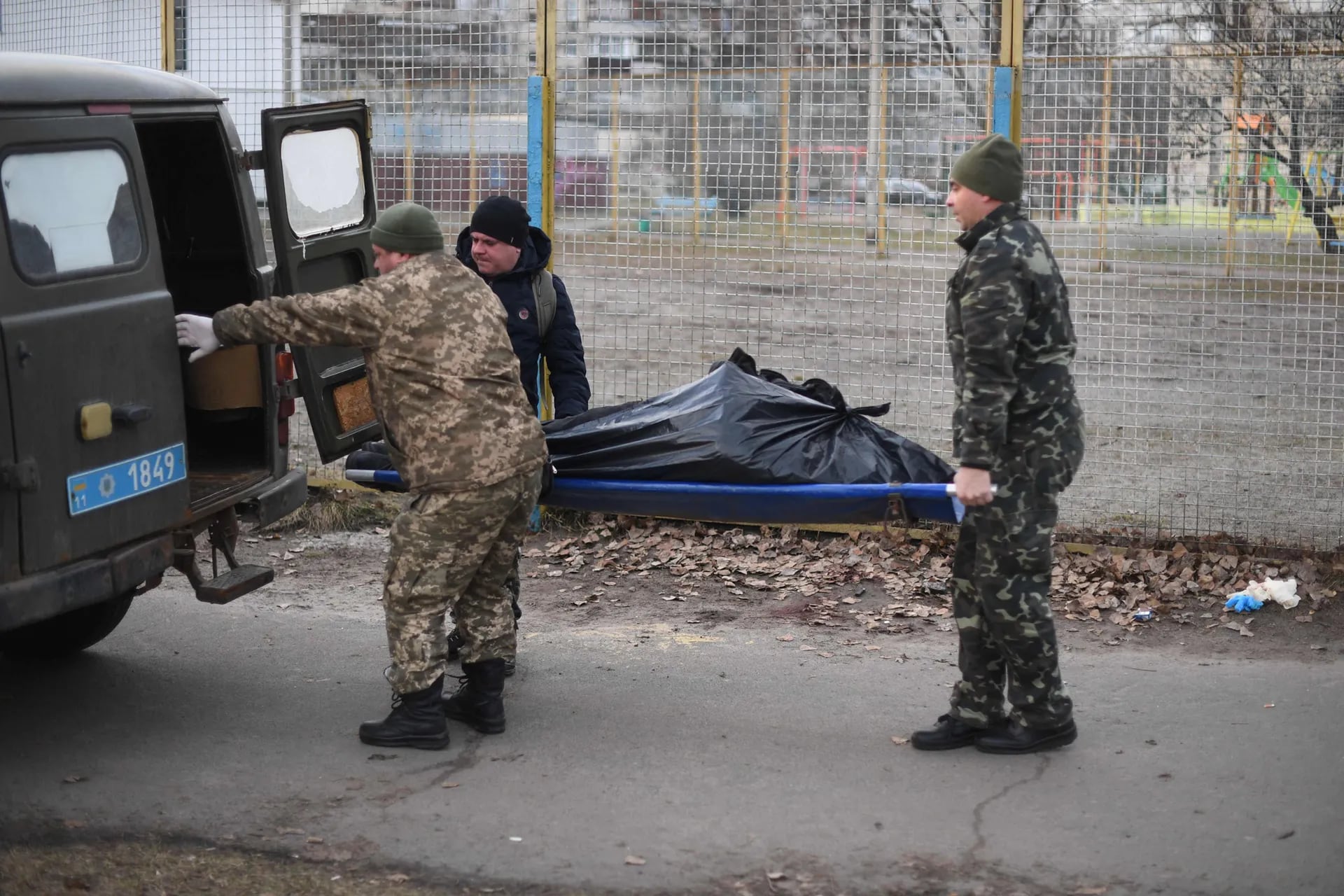 Militares uranium levanta el cuerpo un hombre que murió tras recibir un dispar, en Kiev