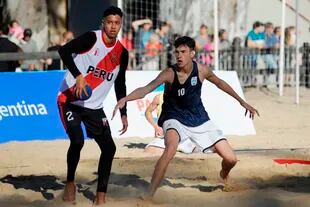Juan Gull, en acción en el handball playa