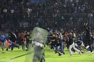 Tragedia en un estadio de Indonesia: la pena para el responsable de generar la estampida que causó 135 muertos