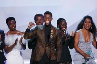 Chadwick Boseman con el elenco de Pantera Negra en los Screen Actors Guild Awards