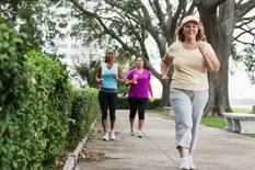Los beneficios de una caminata rápida después de comer y de cuántos minutos debe ser para que sea efectiva