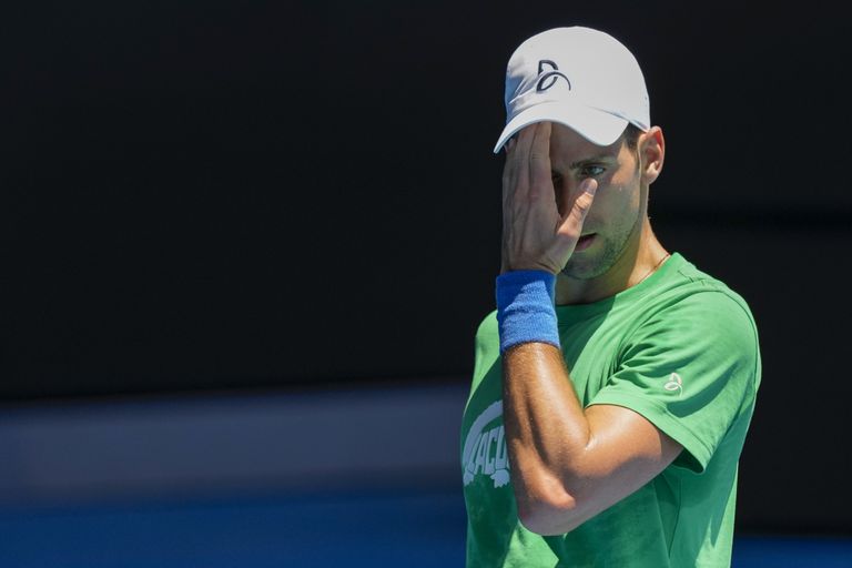 Revés contundente para Novak Djokovic: el ministro de Inmigración, Alex Hawke, revocó su visa de permanencia en Australia; de todos modos, no es el final del proceso, pues los abogados del tenista recurren a la justicia.
