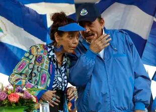 ARCHIVO - El presidente de Nicaragua, Daniel Ortega, y su esposa y vicepresidenta Rosario Murillo, encabezan un mitin en Managua, el 5 de septiembre de 2018. Nicaragua está lista para celebrar elecciones el 7 de noviembre de 2021, en las que el presidente Ortega busca un cuarto mandato consecutivo, pero esas elecciones han sido casi irrelevantes por el encarcelamiento por parte del gobierno de críticos y siete posibles retadores. (AP Foto/Alfredo Zuniga, Archivo)