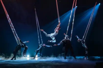 La espectacularidad del Cirque du Soleil se conjuga con el arte del "malabarista" Messi