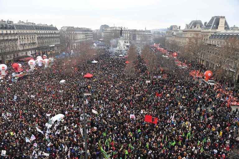 Manifestantes en la Plaza de la República, en París. (Alain JOCARD / AFP)