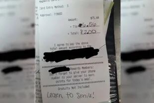 El mensaje que le escribió un cliente al mozo fue "¡Aprendé a sonreir!", algo que al trabajador del restaurante le pareció totalmente desacertado ya que trabaja con tapabocas