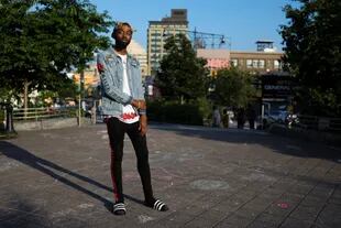 Frederick Reuben, de 24 años, un empleado de The Gap, posa para un retrato en el Bronx