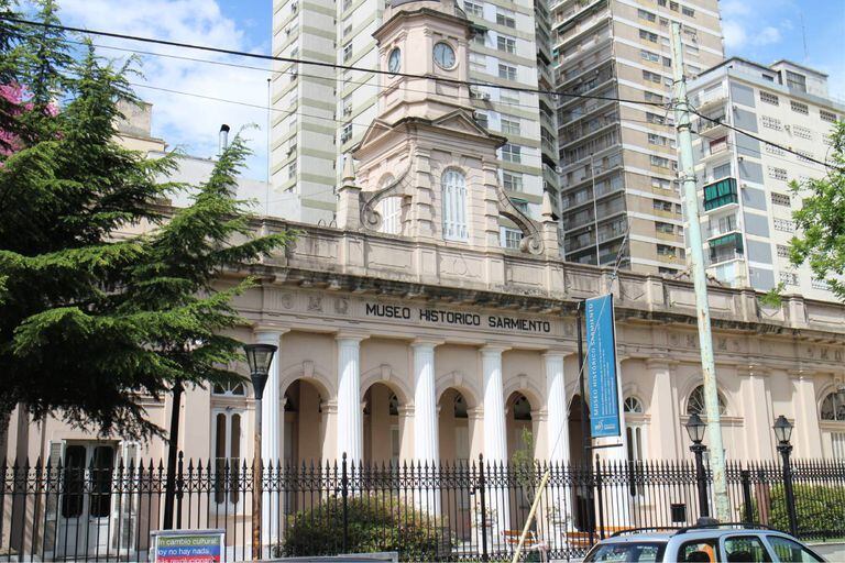 Las veredas del Museo Histórico Sarmiento, un tradicional edificio del barrio de Belgrano, escondían un secreto bajo sus baldosas