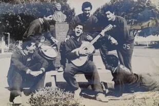 Pretemporada con Estudiantes. Desde la izquierda: Manera, Santella (con el bombo), Echecopar (guitarra), Poletti (arriba), Verón (35) y Aguirre Suárez (piso).