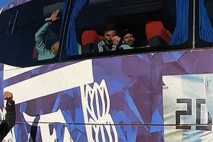 Lionel Messi y Sergio Agüero en uno se los micros que trasladan al plantel desde el aeropuerto hasta el predio de Ezeiza