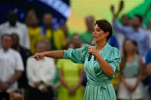 En esta foto de archivo tomada el 24 de julio de 2022, la primera dama de Brasil, Michelle Bolsonaro, se dirige a sus seguidores durante la convención nacional del Partido Liberal (PL) donde su esposo, el presidente brasileño, Jair Bolsonaro, fue designado oficialmente como candidato a la reelección, en el Maracanazinho. gimnasio en Río de Janeiro