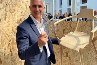 El diseñador industrial argentino obtuvo esta mañana el Compasso dOro por el desarrollo de su silla Eutopia, realizada en Salta.La ceremonia se realizó en el nuevo Museo ADI de Diseño de Milán