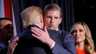 Eric Trump abraza a su padre la noche de las elecciones en Estados Unidos