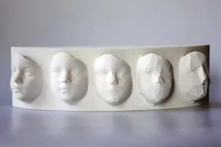 Unos moldes con los rostros digitalizados para crear implantes creados con impresoras 3D