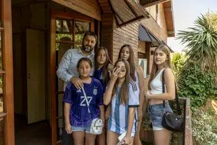 Ariel Fernando García, el nuevo propietario de la antigua casa de Diego Maradona, con sus hijas en lo que alguna vez fue el balcón de Maradona