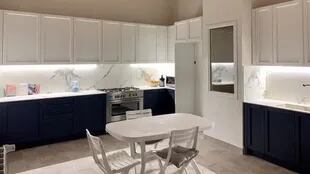 La pareja gastó 250.000 dólares en la renovación de la casa, que cuenta con una zona de estar con una cocina abierta.