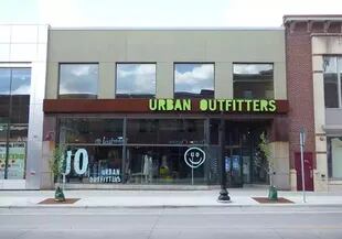 Urban Outfitters tendrá ofertas el resto del año (Crédito: cushmanwakefield.com)