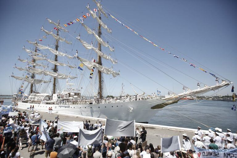 La Fragata Libertad amarró en Mar del Plata tras cinco meses de navegación