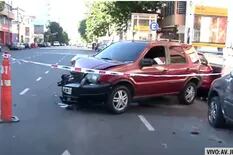 Un conductor con el quíntuple de alcohol en sangre permitido cruzó en rojo y chocó a un taxi