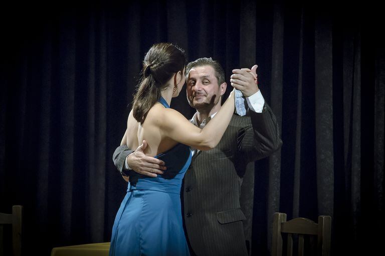 Camila Villamil y Daniel Sansotta en "Así se baila el tango", que vuelve hoy a escena en cine teatro El Plata de Mataderos