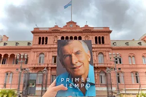 Avelluto promocionó el libro de Macri con una foto que generó polémica