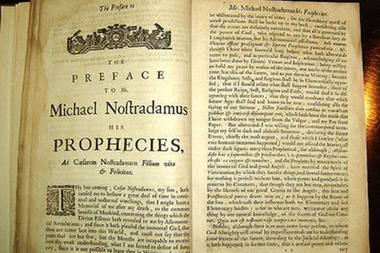 En 1555, Nostradamus publicó su libro Las profecías, una colección de 942 cuartetas poéticas que predicen eventos mundiales, varios de los cuales se fueron sucediendo a lo largo de los años