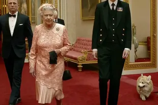 La reina Isabel II con uno de sus corgis (Foto: AFP)