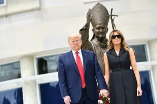 El presidente de Estados Unidos, Donald Trump, y la primera dama, Melania Trump, visitan el Santuario Nacional de San Juan Pablo II