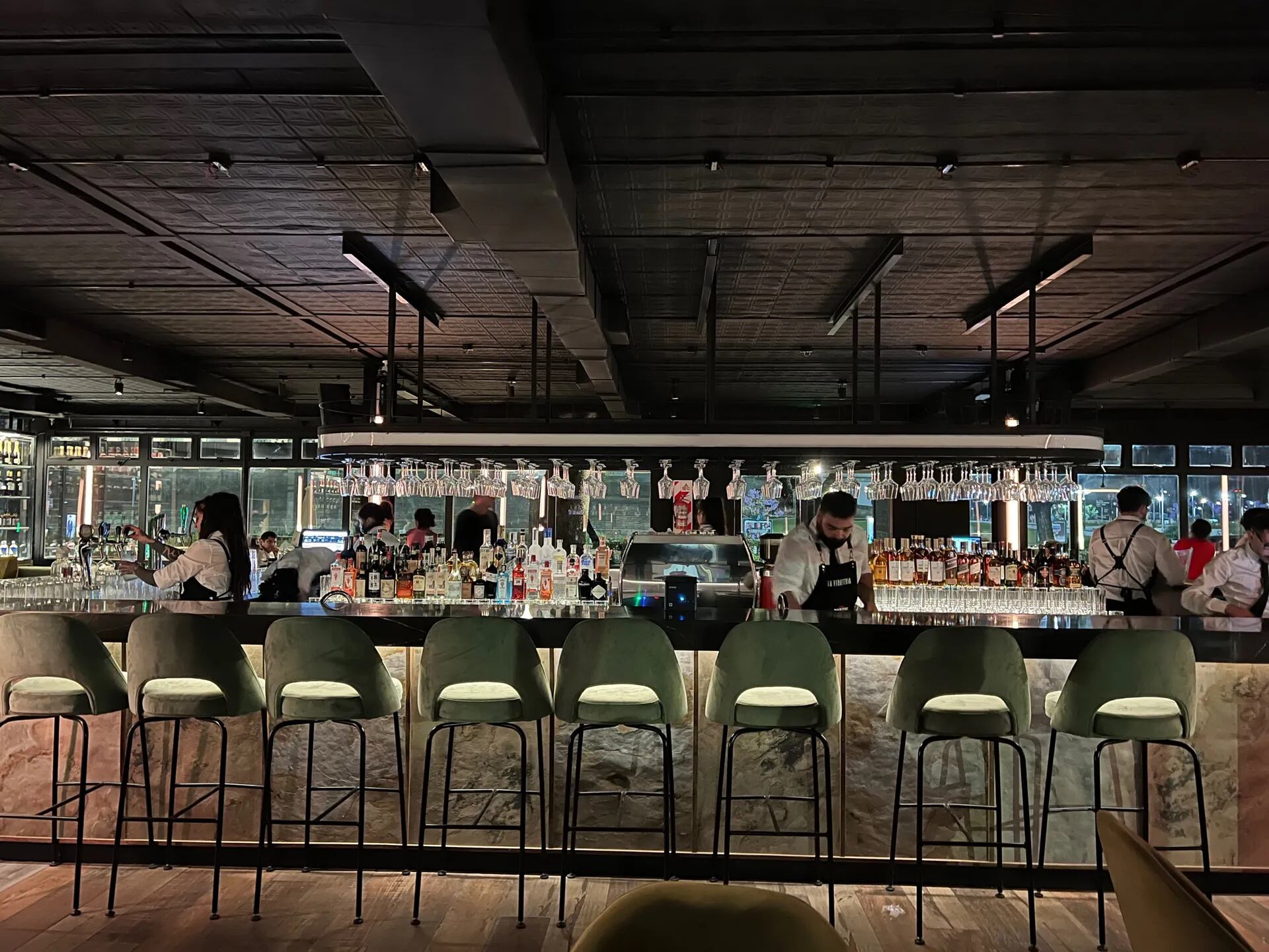 La barra de La Fernetería, espacio ideal para probar los cocktails de la casa con guiños artísticos.