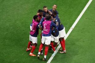 Todo Francia abraza a Randal Kolo Muani, que en la primera pelota que tocó anotó el gol que sentenció la victoria ante Marruecos en el estadio Al Bayt.