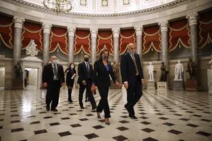 La presidenta de la Cámara de Representantes, Nancy Pelosi, se dirige hacia el recinto antes de que comience el debate sobre el impeachment de Trump