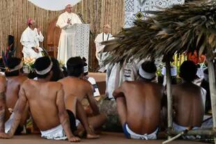 Francisco denunció todo esto en un sobrecogedor encuentro que tuvo con 4000 representantes de pueblos de la Amazonia