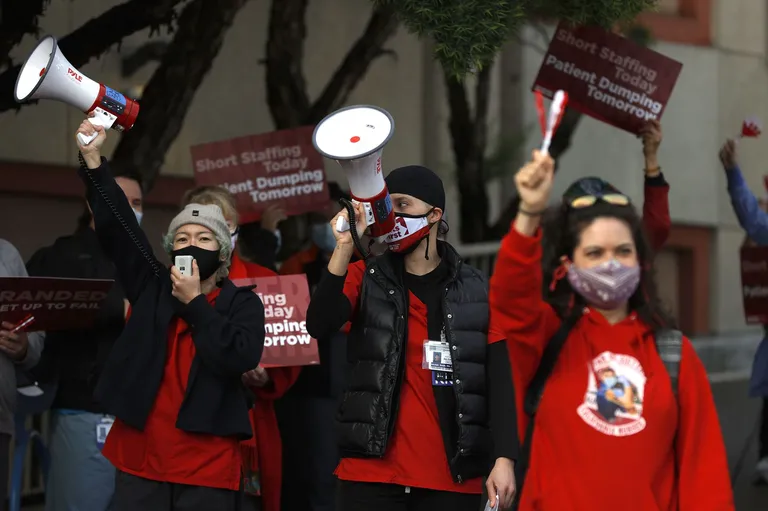 Un grupo de enfermeros en San Francisco, Estados Unidos, demandando aumentos salariales y mejores condiciones de trabajo