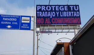 Carteles con mensajes en contra del comunismo fueron instalados en distintos puntos de Lima
