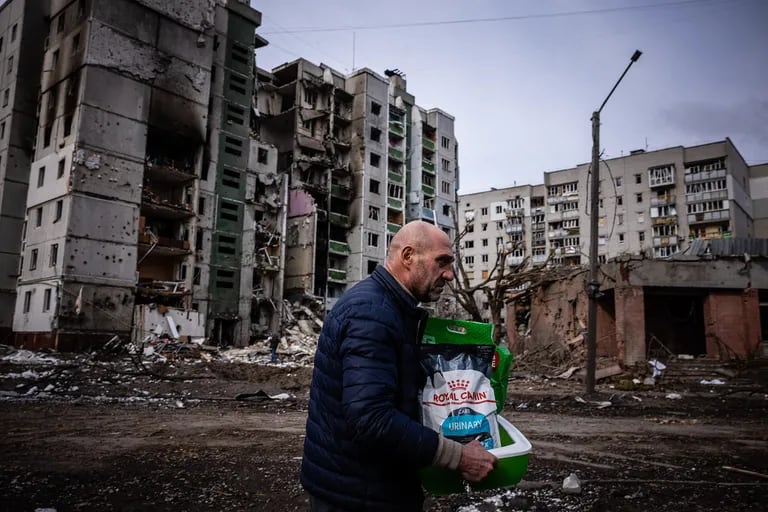 Un hombre pasa frente a un edificio dañado por la artillería el día anterior, en Chernigov, el 4 de marzo de 2022.
