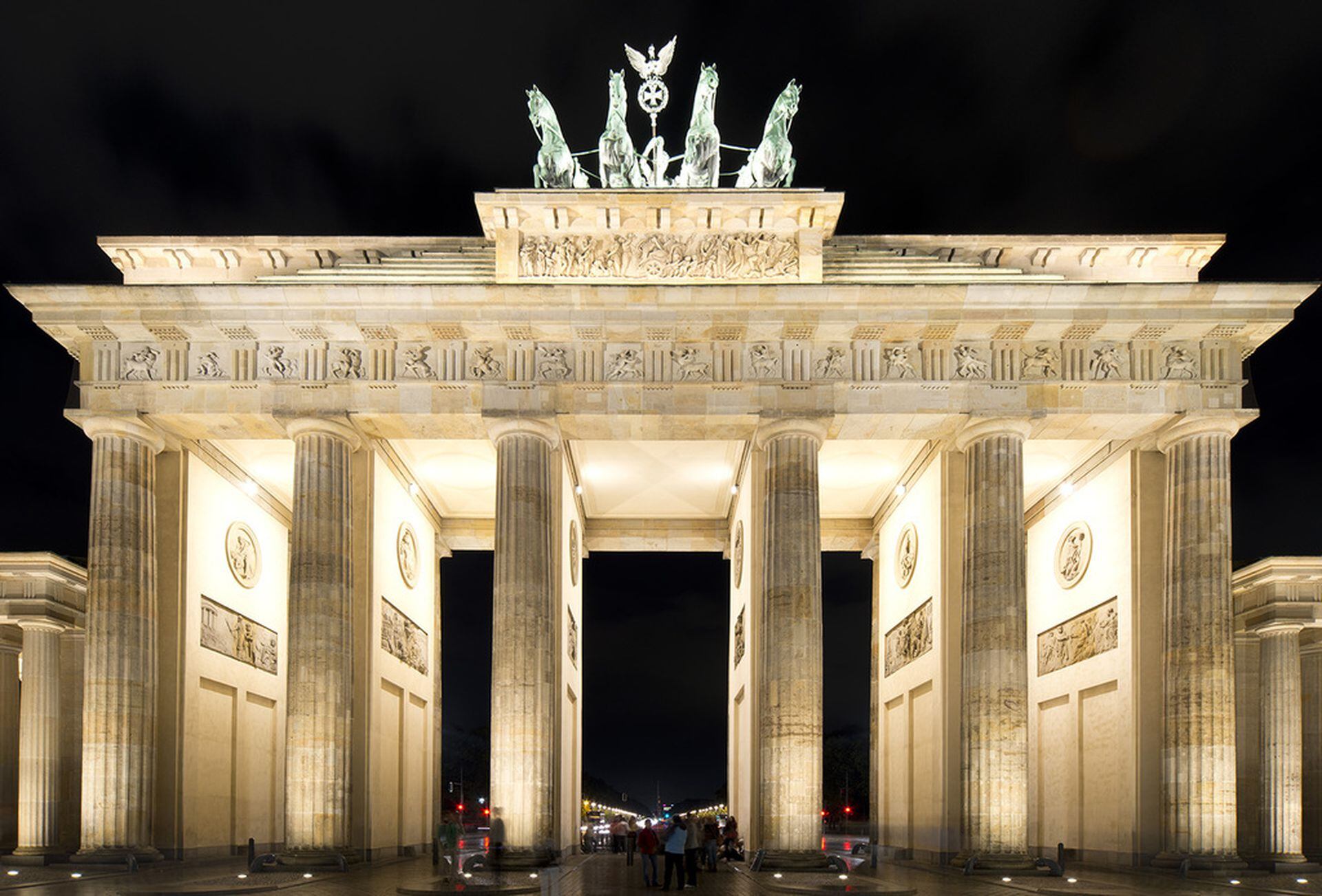 La Puerta de Brandeburgo (Brandenburger Tor) es una antigua puerta de entrada a Berlín y uno de los principales símbolos tanto de la ciudad como de Alemania. No se trata de un arco de triunfo, sino que era el acceso, a modo de propileos, al «Nuevo Berlín» de la época.