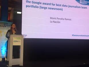 Momi Peralta Ramos recibe el premio en la ceremonia de los Data Journalism Awards