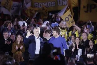 Mauricio Macri saluda al público en medio del cierre de campaña de María Eugenia Vidal