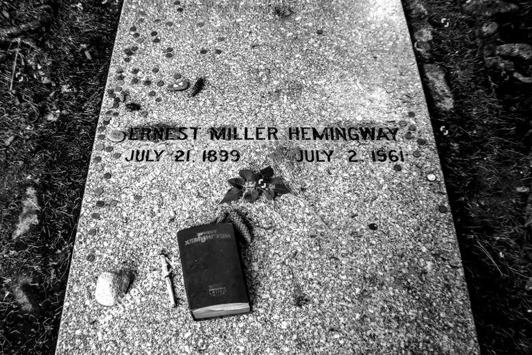 La tumba de Hemingway. En el cementerio Ketchum, Idaho, recibe las visitas y ofrendas de sus lectores