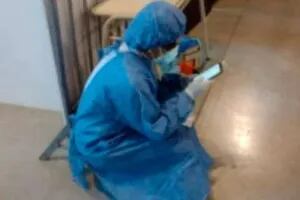 Una enfermera rindió un examen mientras realizaba hisopados por Covid