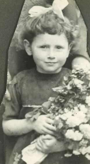 Mónica Dawidowicz, sobreviviente del Holocausto, de niña en la casa de la familia polaca que la adoptó antes de viajar a la Argentina