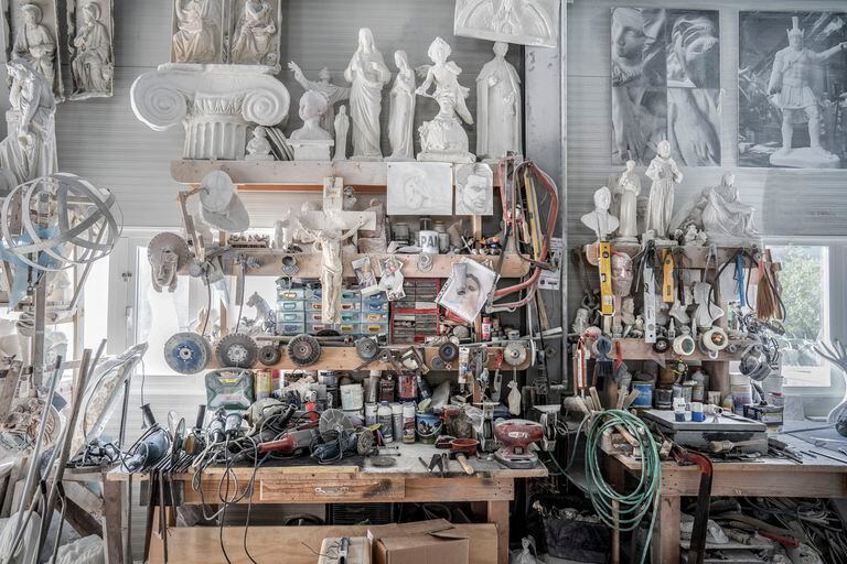 Detalle de la variedad de herramientas que emplea para sus esculturas hechas a mano el artista Michele Monfroni, en su estudio en Carrara