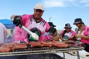 Food trucks desbordados, choripanes gratis y camisetas de casi US$ 200 que compraron hasta los rivales al grito de "Messico"