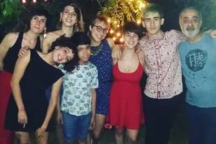 Toda la familia junta: las hijas de Guillermo y las hijas e hijo de Luciana, junto a Tomás, hace unos meses atrás