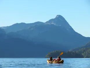 El lago es ideal para hacer kayak o stand up paddle.
